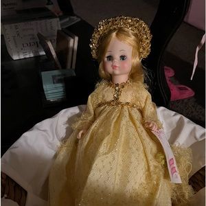 Assorted Madame Alexander’s no boxes. Most tagged. No smells.Very good condition